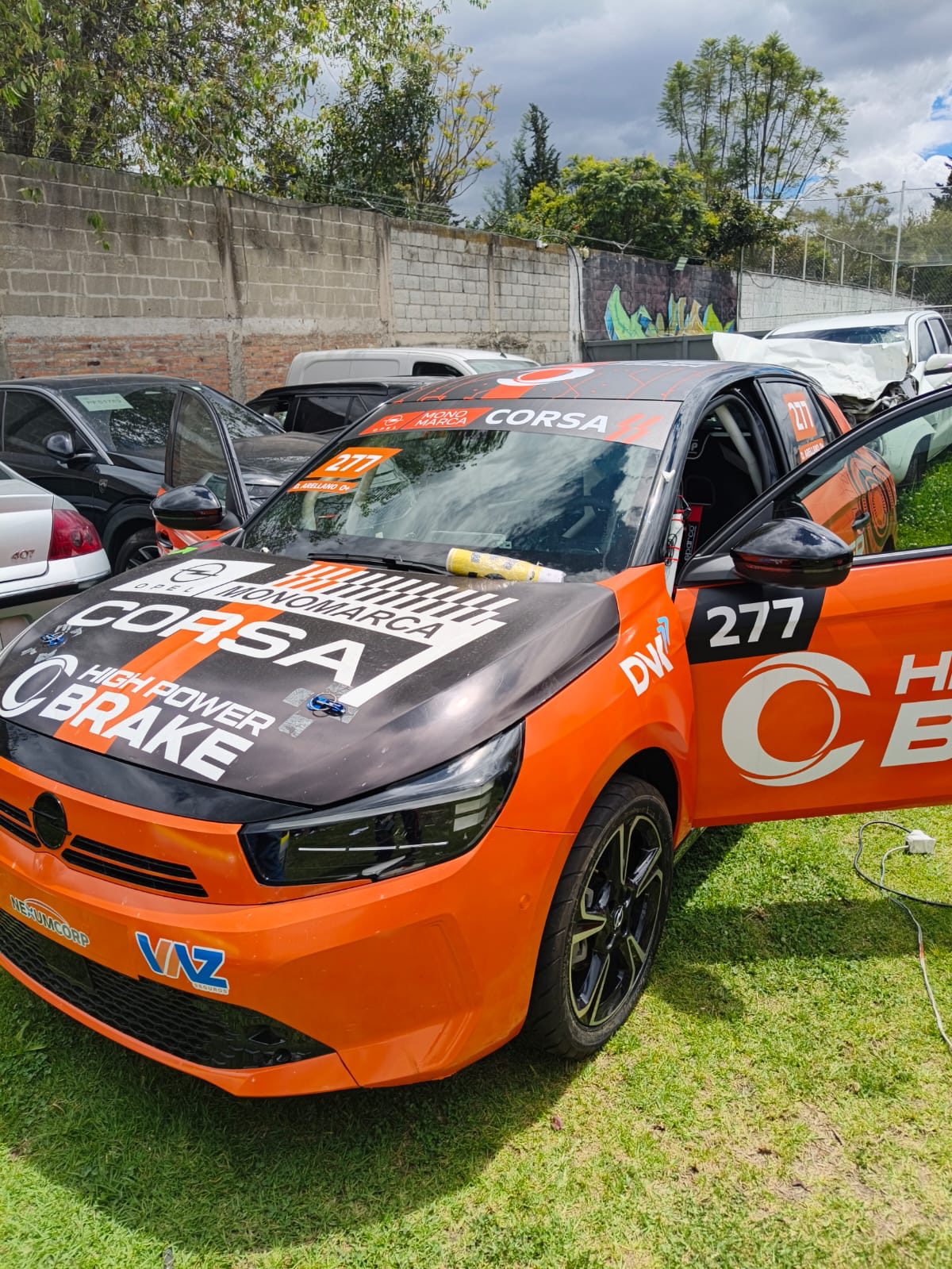 Branding vehicular Opel Corsa Ecuador para competencia monomarca