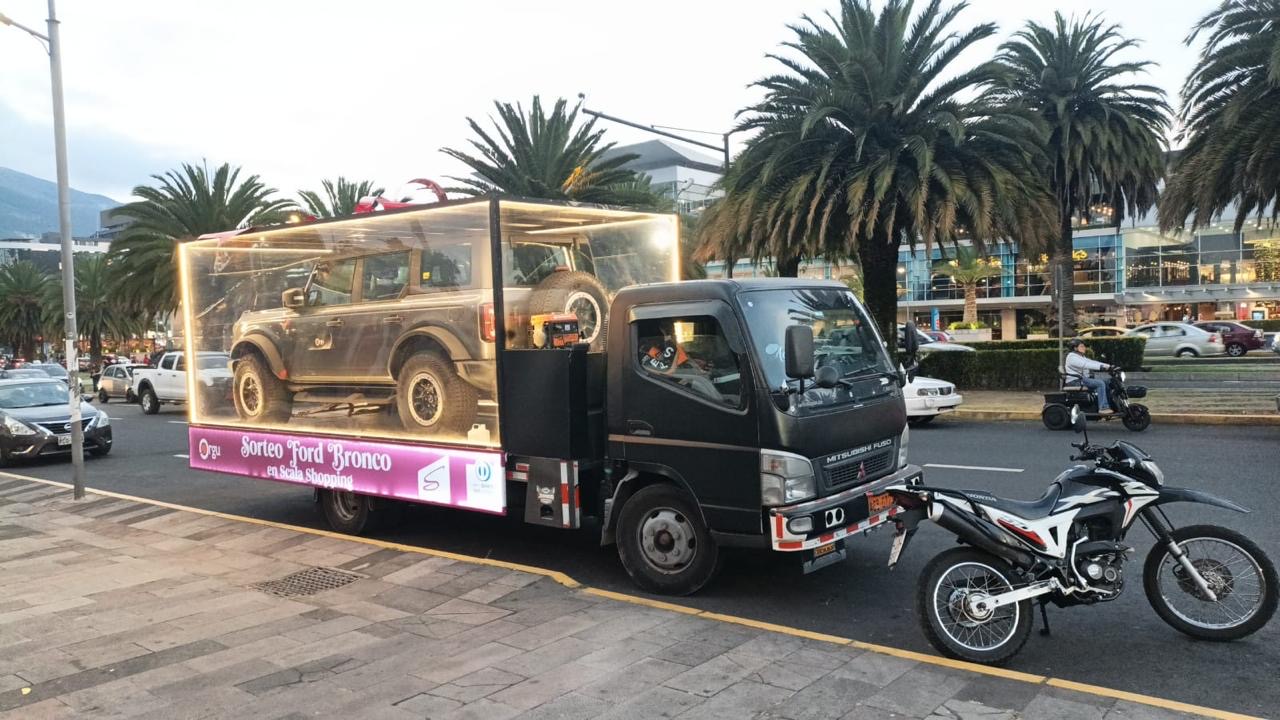 Camión valla luminoso para publicidad exterior móvil en Quito