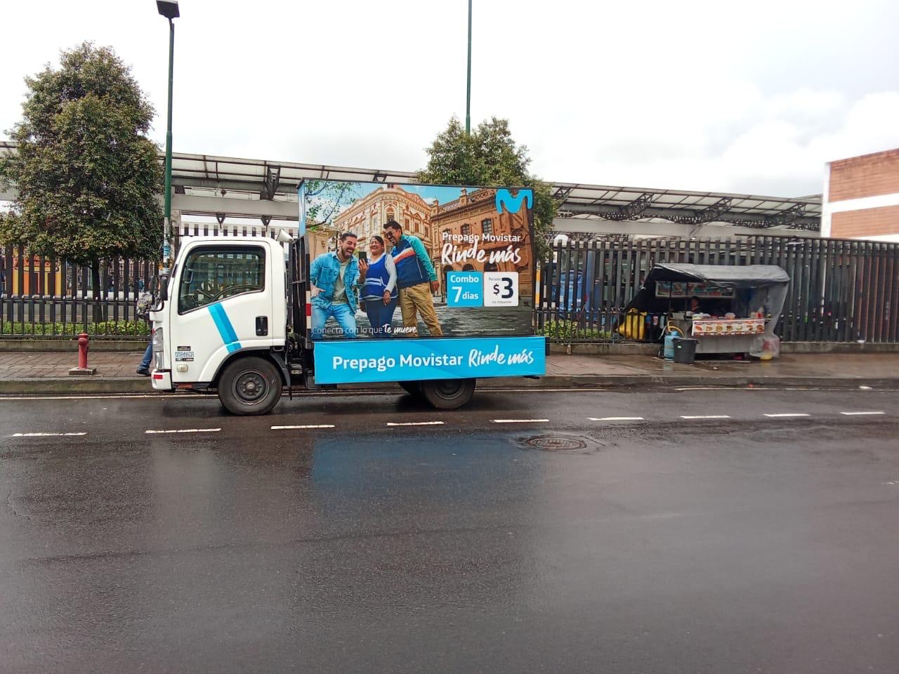 Valla móvil publicitaria Movistar instalada en camión para campaña urbana