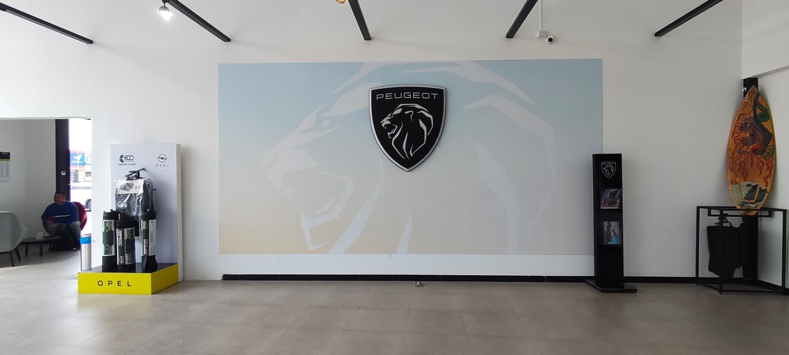 Referencia de trabajo realizado por VL Publicidad en showroom