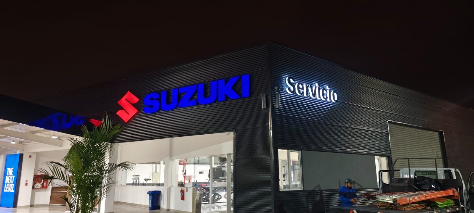 Letras corpóreas iluminadas Suzuki instaladas en fachada exterior