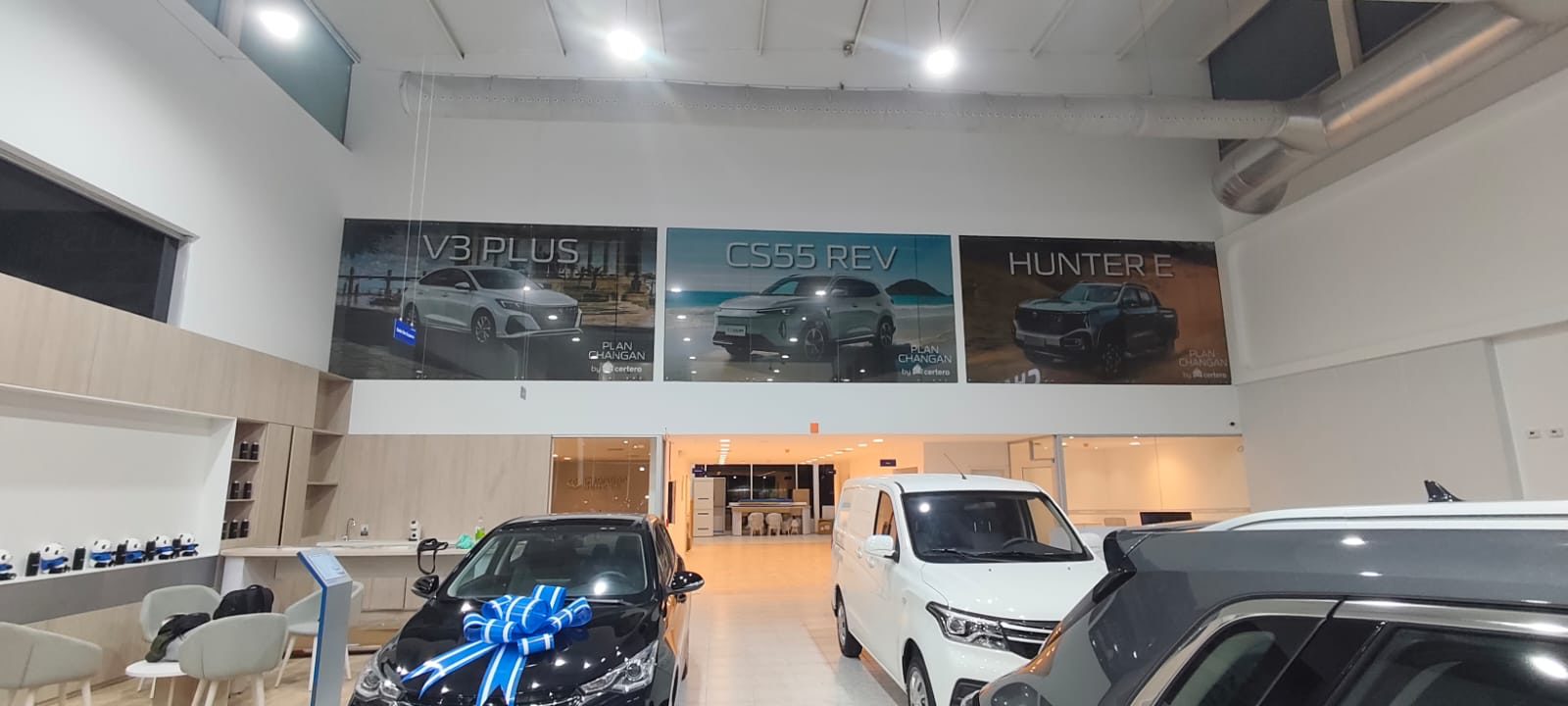 Microperforado en ventanas Changan para showroom y comunicación de marca