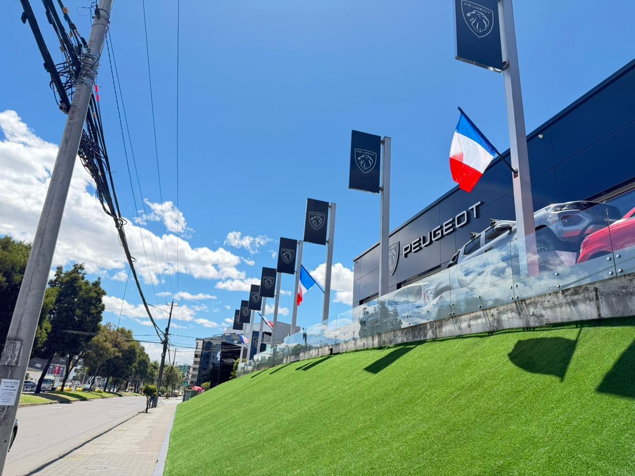 Rótulos publicitarios exteriores instalados en fachada comercial en Cuenca