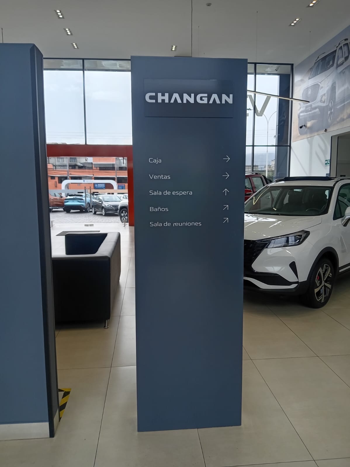 Señalética interior para orientar áreas en showroom en Durán